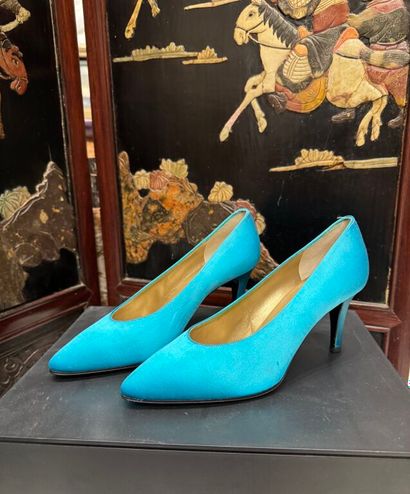 YVES SAINT-LAURENT 
Escarpins à bouts pointus...