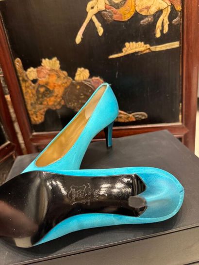 YVES SAINT-LAURENT 
Escarpins à bouts pointus...