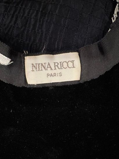 NINA RICCI Paris. 

Grand béret asymétrique...