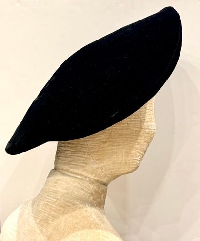 NINA RICCI Paris. 

Grand béret asymétrique...