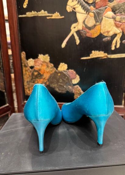 YVES SAINT-LAURENT 
Escarpins à bouts pointus...