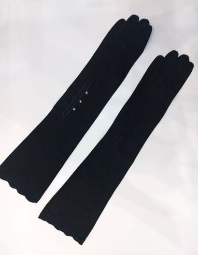 - CHRISTIAN DIOR. 
Paire de gants mi-longs...
