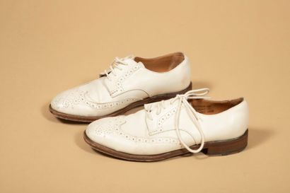Lot comprenant: 
-HESCHUNG 
Paire de derbies...
