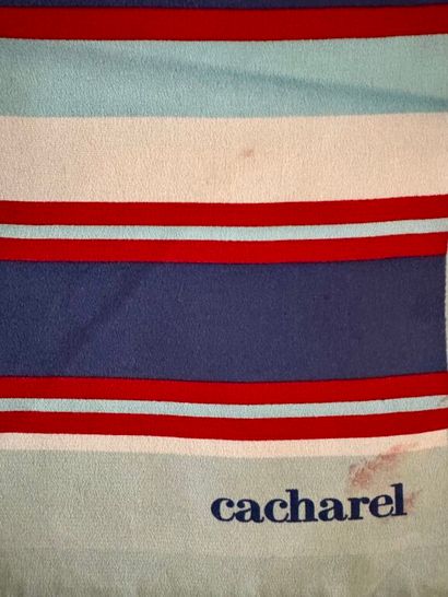 Lots de 2 carrés et 2 écharpes en soie imprimée,...