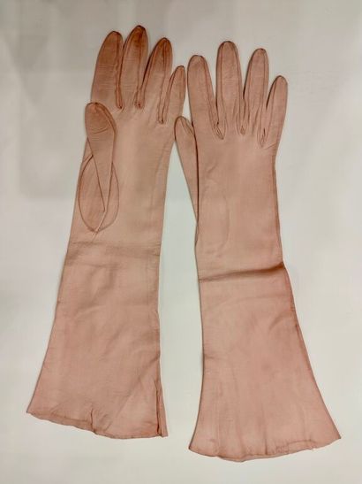 Lot de trois paires de gants, dont une paire...