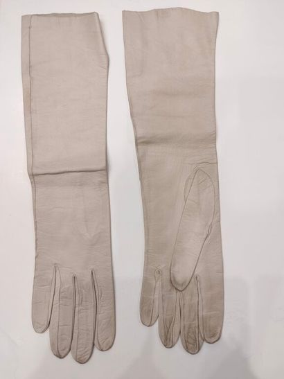 Lot de cinq paires de gants blancs dont une...