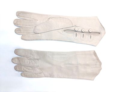 Lot de cinq paires de gants blancs dont une...