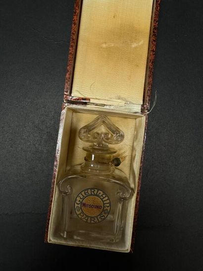 GUERLAIN
Flacon en verre moulé du parfum...