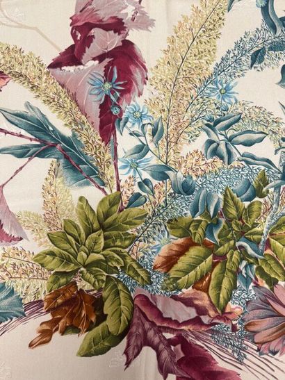 GUCCI 
Lot trois de « carrés en soie imprimée,...