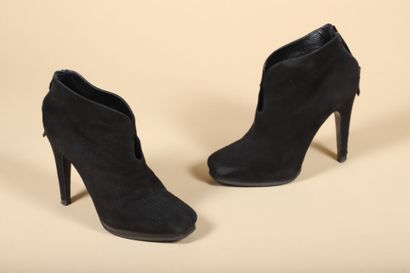 Lot comprenant: 
-Paire d'escarpins à talons...