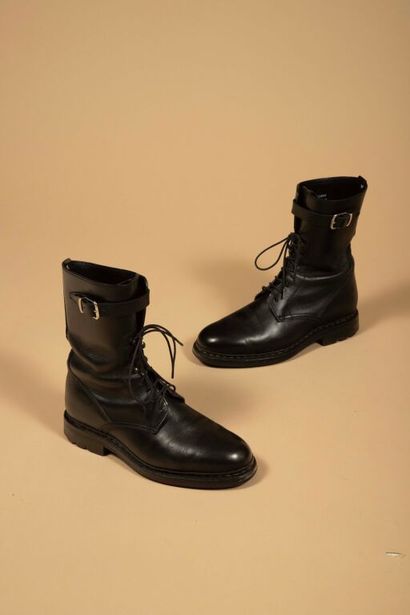 HESCHUNG 
Paire de rangers à lacets et brides...