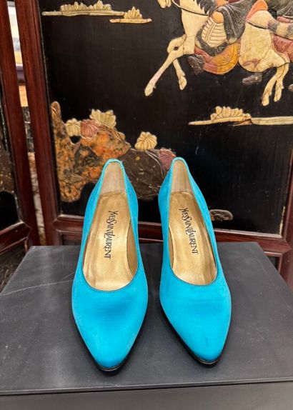 YVES SAINT-LAURENT 
Escarpins à bouts pointus...