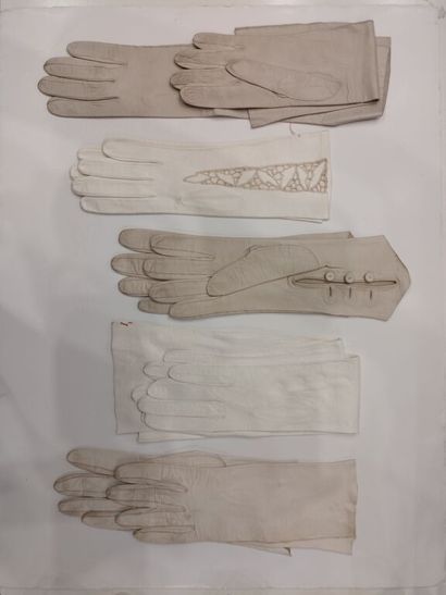 Lot de cinq paires de gants blancs dont une...