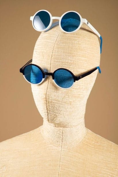 ESCALES 
-Deux paires de lunettes de soleil,...