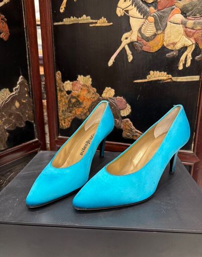 YVES SAINT-LAURENT 
Escarpins à bouts pointus...
