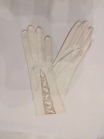 Lot de cinq paires de gants blancs dont une...