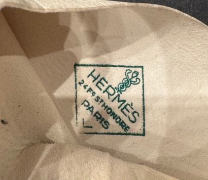 HERMÈS Paris
 
Paire de longs gants en cuir...