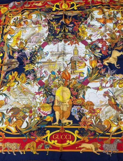 GUCCI 
Lot trois de « carrés en soie imprimée,...