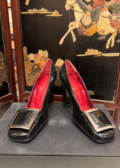 YVES SAINT-LAURENT par Roger Vivier
Paire...