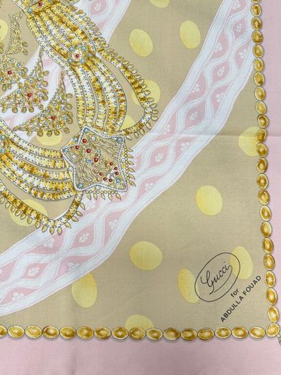 GUCCI 
Lot trois de « carrés en soie imprimée,...