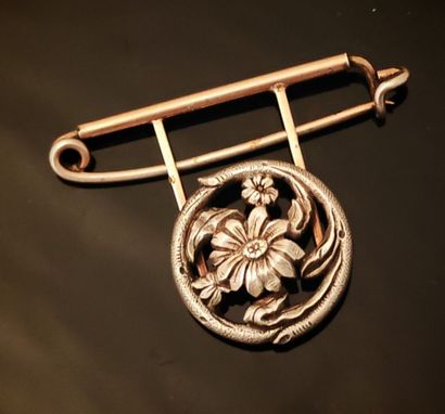 Broche porte-montre en vermeil et argent...