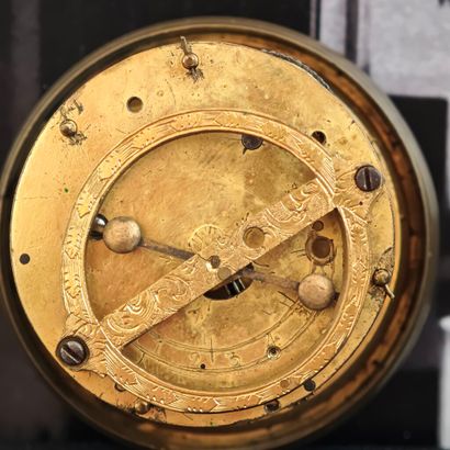 Rare pendulette de table de type cylindrique...