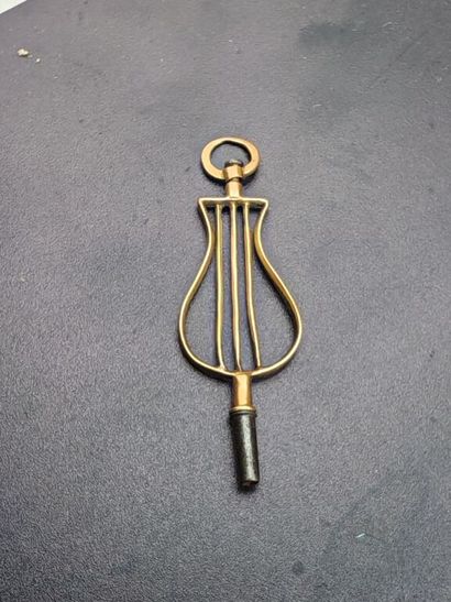 Clef de montre ajourée en forme de lyre,...