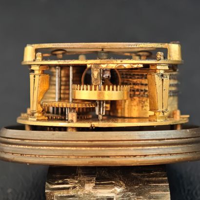 Rare pendulette de table de type cylindrique...