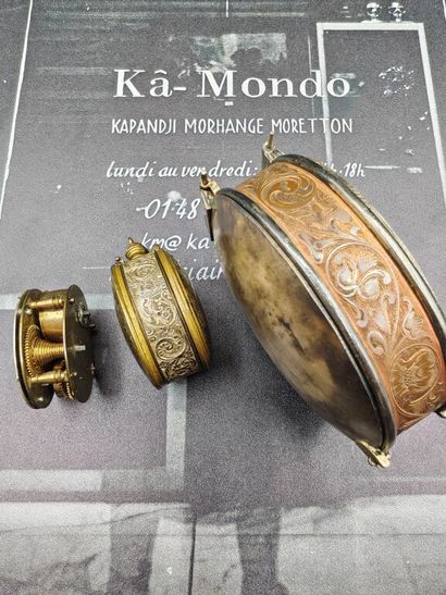 Lot de deux boîtes de montres en forme d'oeuf...