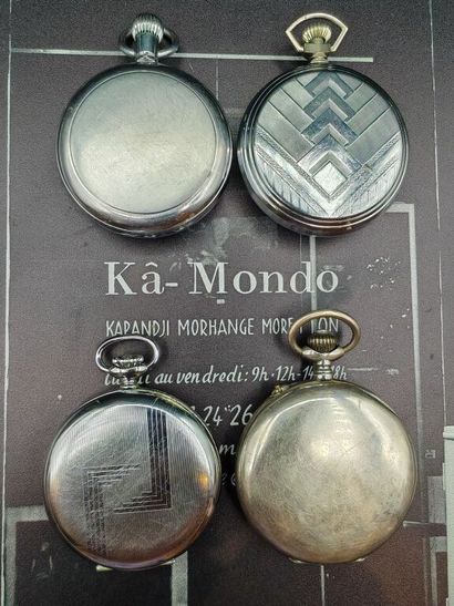 Ensemble de quatre chronographes en métal,...
