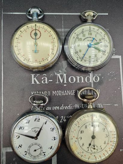 Ensemble de quatre chronographes en métal,...