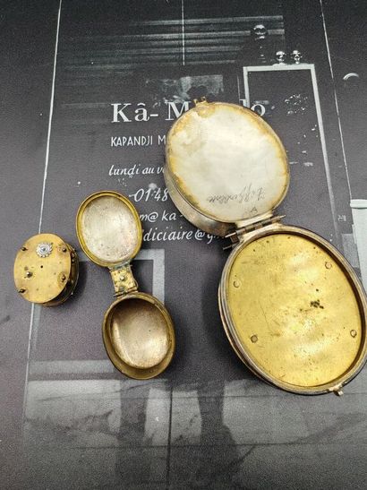 Lot de deux boîtes de montres en forme d'oeuf...