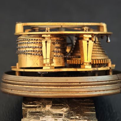 Rare pendulette de table de type cylindrique...