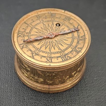 Rare pendulette de table de type cylindrique...