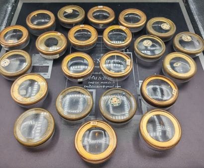 Un lot de 10 boîtes de présentation de mouvement...