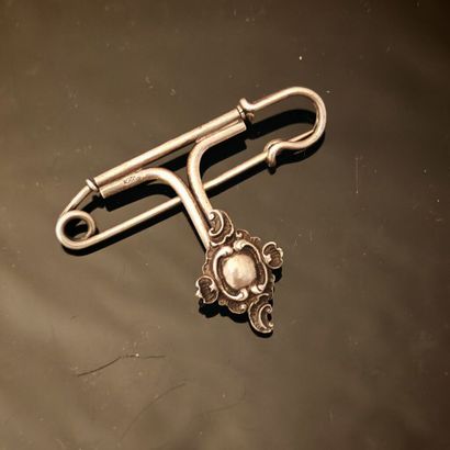 Broche porte-montre en argent 800‰ ornée...