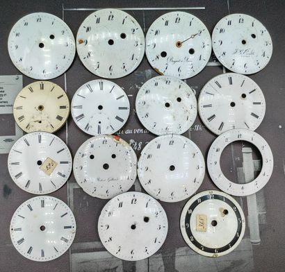 Lot de quinze cadrans de montres émaillés...