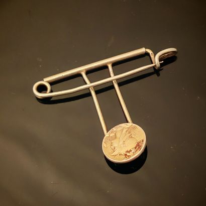 Broche porte-montre en argent 800‰ ornée...