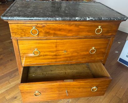 Commode en acajou et placage d'acajou ouvrant...