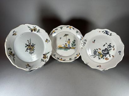 NEVERS.
Earthenware rim plates with polychrome...