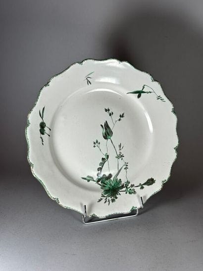 MARSEILLE.
Earthenware rimmed plate decorated...