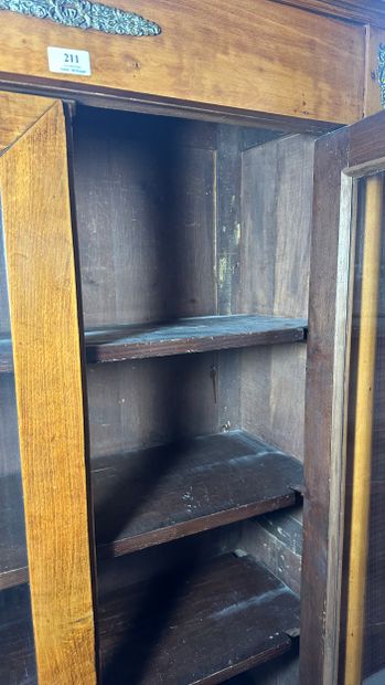 Vitrine en noyer et placage de noyer, les...