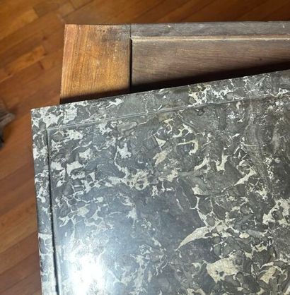 Commode en acajou et placage d'acajou ouvrant...