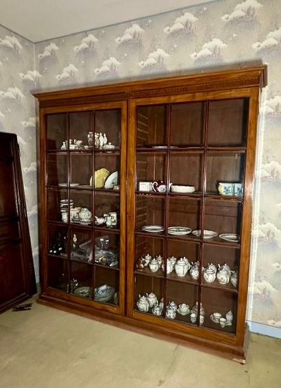 Vitrine en acajou et placage d'acajou ouvrant...