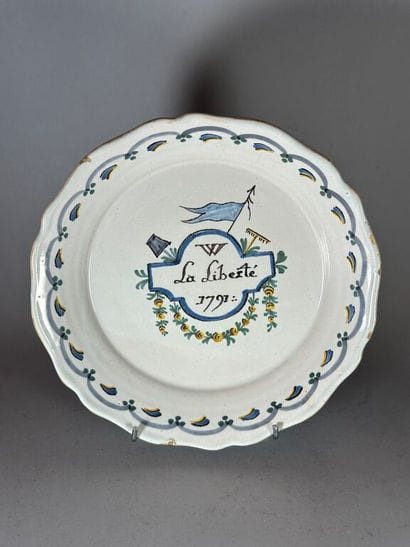 NEVERS.
Earthenware plate with contoured...