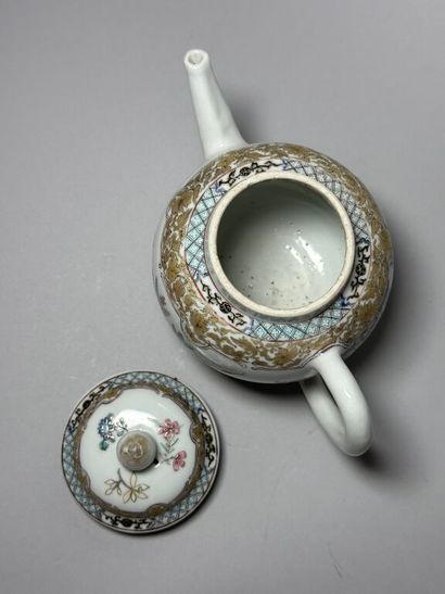 CHINA, Compagnie des Indes.
Porcelain globular...