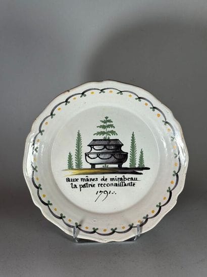 NEVERS.
Earthenware plate with contoured...