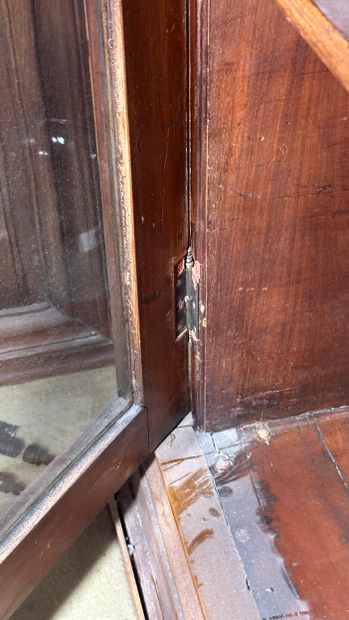 Vitrine en acajou et placage d'acajou ouvrant...