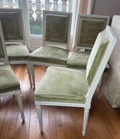 Suite de six chaises en bois mouluré et sculpté...
