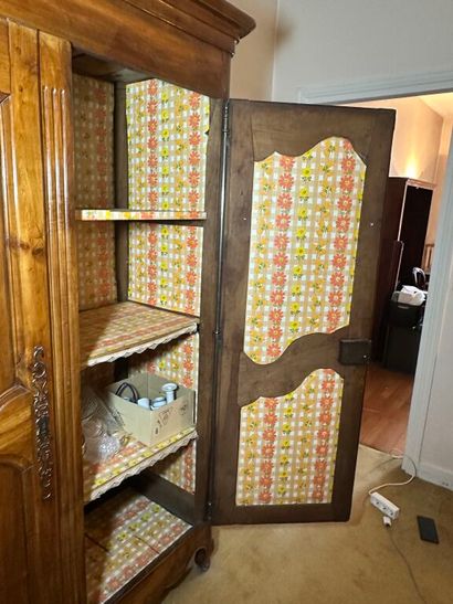 Armoire en noyer mouluré de style Louis XV.
XIXe...